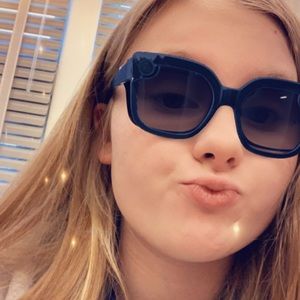 Meet your Posher, Chloe